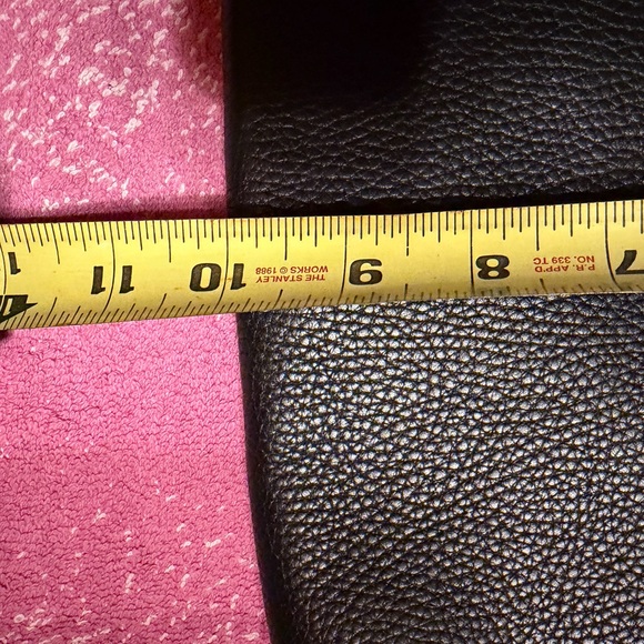 Elegant Black Leather Crossbody Bag - Picture 12 of 15